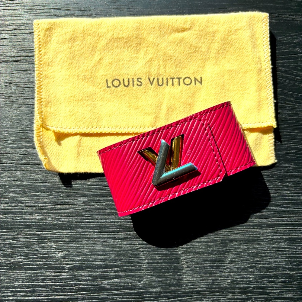 New 💯 % authentic Louis Vuitton EPI twist bracelet. The LV still has blue cover.